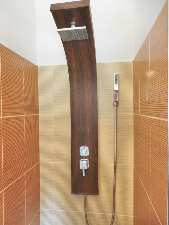 Orange Bamboo Suite Split Exterior photo