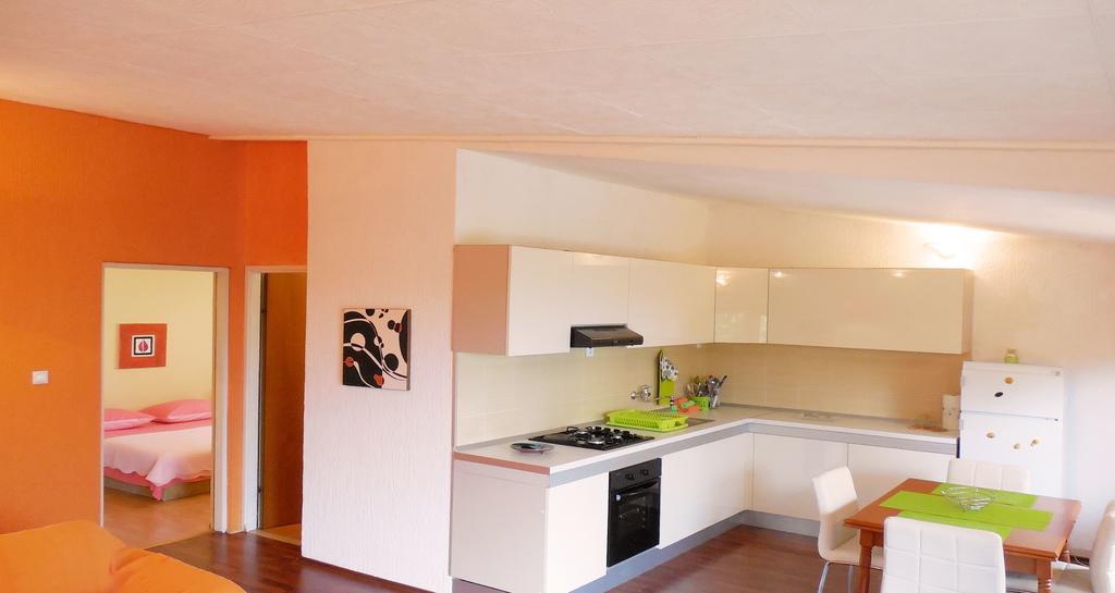 Orange Bamboo Suite Split Exterior photo